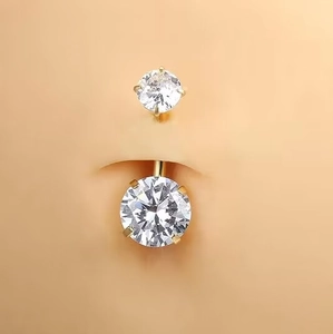 Vista macro de piercing de ombligo dorado con circonitas engastadas en 4 garras