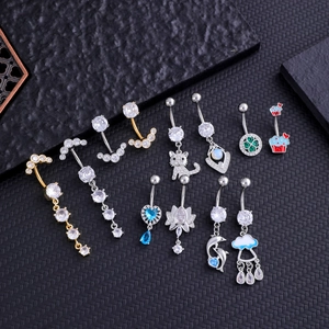 Diverse Bauchnabelpiercings aus Edelstahl mit Zirkonia-Inlays und Emaille-Anhängern