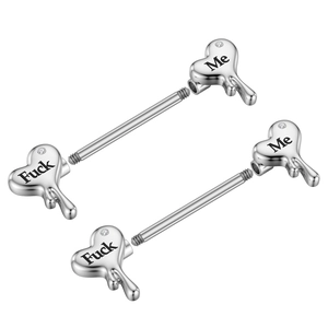 Detail van tepelbarbells met zilveren smeltende harten en gegraveerde Fuck Me tekst