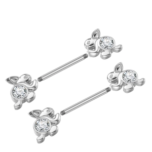Detailansicht der silbernen Brustwarzen-Barbells mit Tierformen und glänzenden Zirkonia