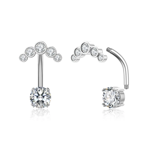 Detailansicht des silbernen Zirkon Bauchnabelpiercings mit gebogenem Stab und Gewinde