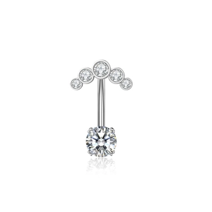 Detailansicht eines silbernen Bauchnabelpiercings aus Edelstahl mit klaren Zirkonsteinen
