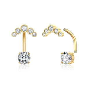Detailaufnahme von vergoldetem Zirkon-Bauchnabelpiercing mit Außengewinde-Design