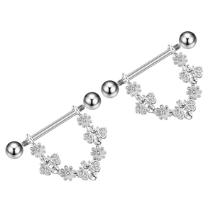 Detail macro-opname van zilveren bijen- en bloem tepelpiercings met zirkoon schilden