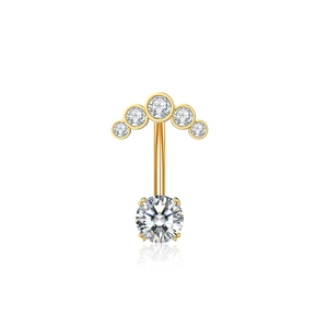 Detailaufnahme des goldenen Bauchnabelpiercings aus Edelstahl mit Zirkonia-Kristallen
