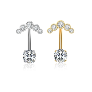 Makroansicht der silbernen und goldenen Bauchnabelpiercings mit poliertem Zirkonia