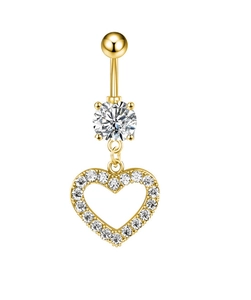 Dettaglio del piercing all'ombelico dorato con cuore traforato e zirconi lucidi
