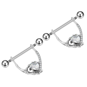 Detailweergave van de zilveren schedelhand tepelpiercings met hartvormige zirkonia stenen
