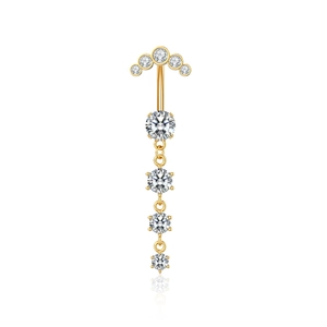 Detailansicht eines goldenen Bauchnabelpiercings mit weißen Zirkonia-Steinen und Kettenanhänger