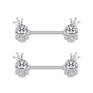 Makro-Detail von Gothic Kronen-Skelett Nippelpiercings mit funkelnden Zirkonia-Steinen