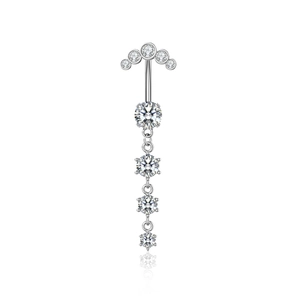 Makro-Detail des silbernen Bauchnabelpiercings mit kaskadierenden runden Zirkonia