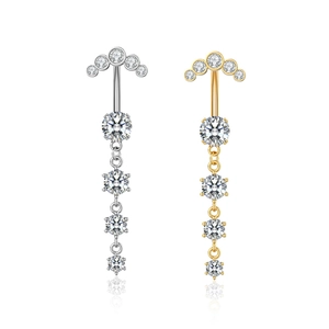 Detailansicht von silbernen und goldenen Bauchnabelpiercings mit kaskadierenden Zirkon-Steinen