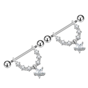 Detailopname van zilveren tepelpiercings met sterhanger en zirkonia edelstenen
