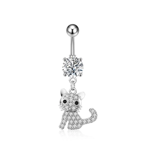 Detailansicht Bauchnabelpiercing Katze mit Zirkonia und kristallbesetztem Anhänger