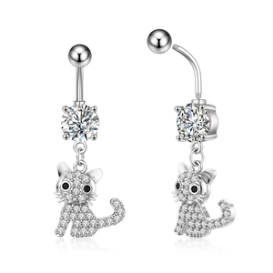 Detailansicht eines silbernen Katzen-Bauchnabelpiercings mit Zirkonia und Schraubverschluss