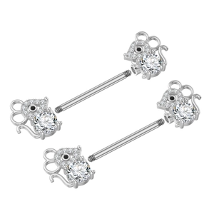 Detailansicht eines Paars Nippelpiercings aus Edelstahl mit funkelnden Zirkonia-Steinen