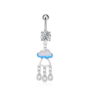 Detailaufnahme vom Bauchnabelpiercing mit blauer Emaille-Wolke und Zirkonia-Tropfen