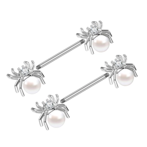 Detailaufnahme von gotischen Spinnen-Brustpiercings mit weißen Perlen und Zirkonia