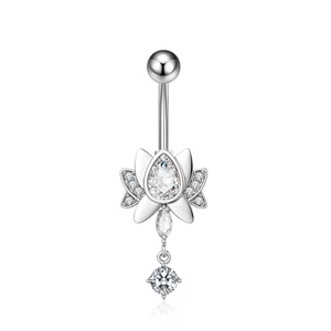 Detailaufnahme eines silbernen Bauchnabelpiercings mit Lotus-Design und Zirkonia-Stein