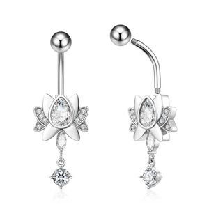 Detailansicht eines silbernen Lotus-Bauchnabelpiercings mit Zirkon-Blüten und Kristallen