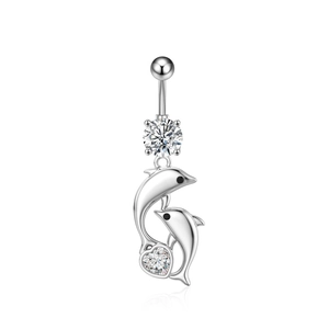 Detail eines silbernen Bauchnabelpiercings mit Zwillingsdelfinen und Herz-Zirkonia
