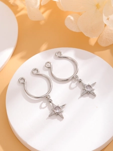 Detailweergave van de zilveren ster tepelklem zonder piercing met fonkelende zirkoon