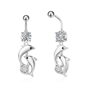 Detail eines silbernen Delphin-Bauchnabelpiercings mit funkelndem Zirkonia-Herzanhänger