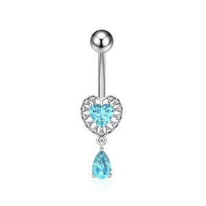 Detail eines silbernen Bauchnabelpiercings mit hellblauen Zirkonia in Herz- und Tropfenform