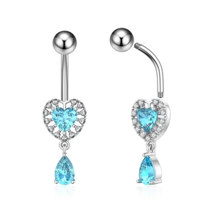 Detail eines blauen Herz-Bauchpiercings mit Tropfenanhänger und Schraubverschluss aus Stahl