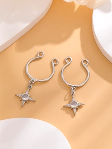 Detail van zilveren stervormige nep piercing sieraden met sprankelende zirkoniasteen