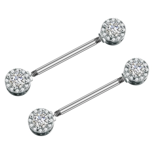 Detalle de piercings de pezón plateados con cristales halo y extremos de barra roscada