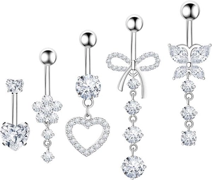 Close-up van vijfdelige navelpiercingset van zilverkleurig staal met zirkonia steentjes