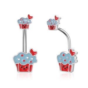Detailansicht der Cupcake-Bauchnabelpiercings mit rotem Herz und blauer Emaille