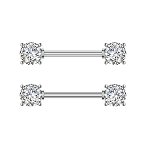 Detalle macro de piercings de pezón de acero con circonitas claras en engaste de 4 garras