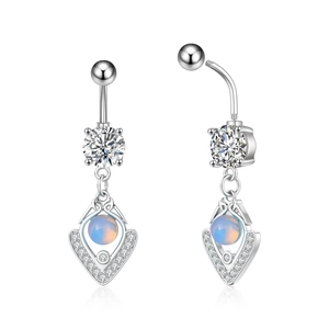 Detail eines Zirkon-Bauchnabelpiercings mit Herzanhänger, hellblauem Opal und Edelstahl