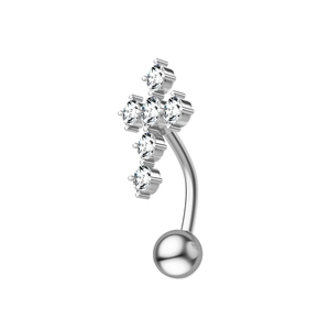 Gros plan sur piercing de nombril avec motif croix en zircons et barre courbée