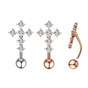 Détail du piercing de nombril en forme de croix avec zircons en argent et or rose