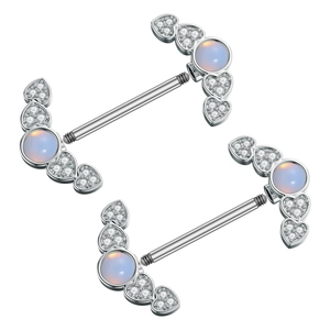 Detalle macro de piercings de pezón en forma de corazón con ópalo y circonitas en acero plata