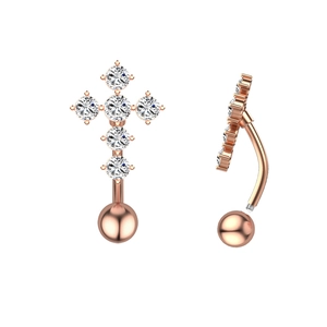 Détail d'un piercing de nombril en croix or rose avec des pierres de zircone