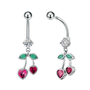 Dettaglio piercing ombelico a ciliegia con cuori rosa e gemme a foglia verde su barra