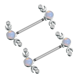 Detalle de piercings de pezón en acero inoxidable con opalo azul y adornos de circonita
