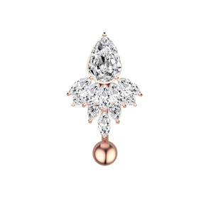 Détail macro du piercing d'ombilic en or rose avec zircons étincelants en goutte d'eau