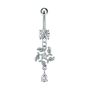 Dettaglio piercing ombelico argento con fiore di cristallo e ciondolo in zircone a pera