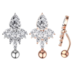 Détail des piercings de nombril en argent et or rose avec pendentifs en zircons brillants
