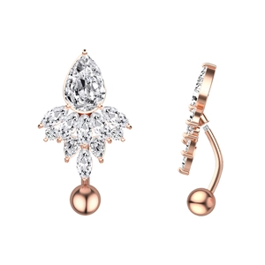 Détail d'un piercing de nombril en or rose avec zircone cubique poire et pierres marquises