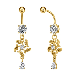 Dettaglio di piercing all'ombelico dorato con petali in zircone e pendente a goccia