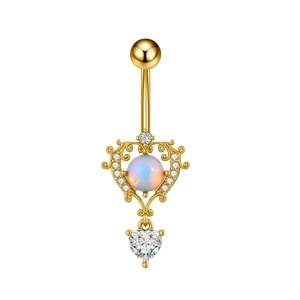 Detail van gouden hart navelpiercing met opaalsteen en glanzende zirkoon hart hanger