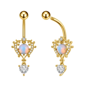 Detail van gouden hart navelpiercing met opaal en zirkonia steen hangers