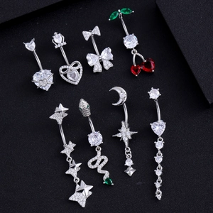 Detailset aus 8 Bauchnabelpiercings aus Chirurgenstahl mit Kronen-, Kirsch- und Schmetterling