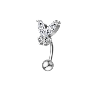 Détail d'un piercing nombril lapin avec oreilles en zircon et barre courbée argentée